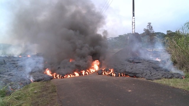 Χαβάη: Η λάβα του ηφαιστείου Κιλαουέα πλησιάζει κατοικημένες περιοχές (pics+vid)