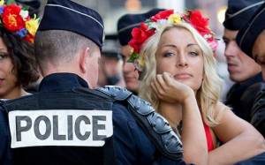 Γάλλος αστυνομικός κυνηγούσε γυμνόστηθες και βρήκε… τοίχο!