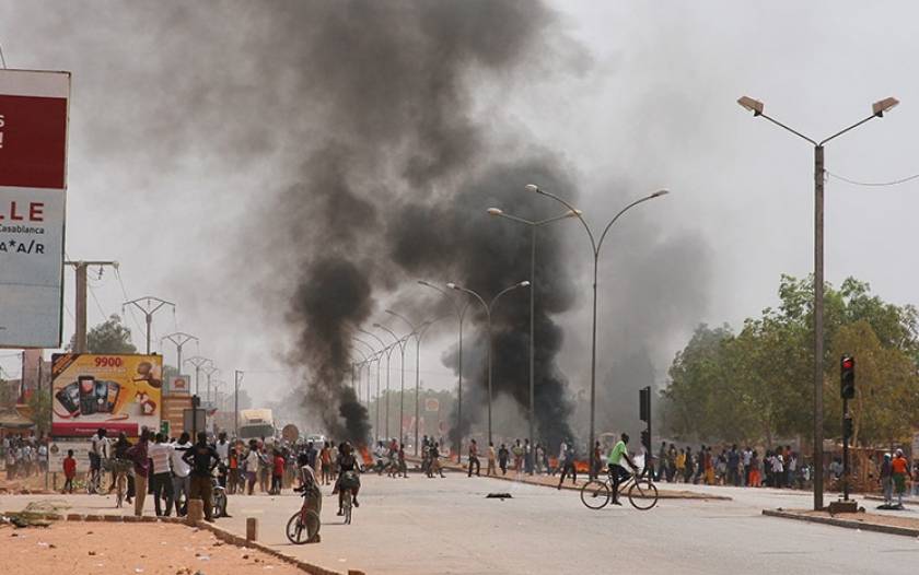 Μπουρκίνα Φάσο: Διαδηλωτές εισέβαλαν στο κοινοβούλιο