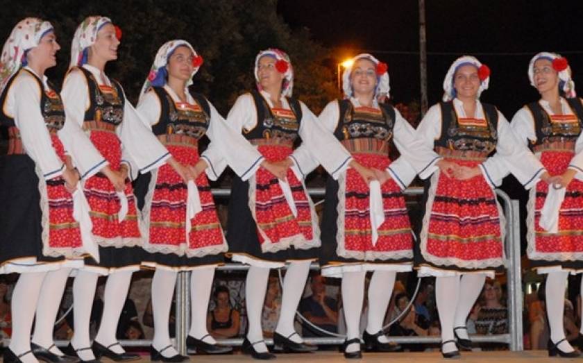 Ελληνικής καταγωγής Αμερικανίδα διδάσκει Ελληνικά και Ελληνικούς Χορούς