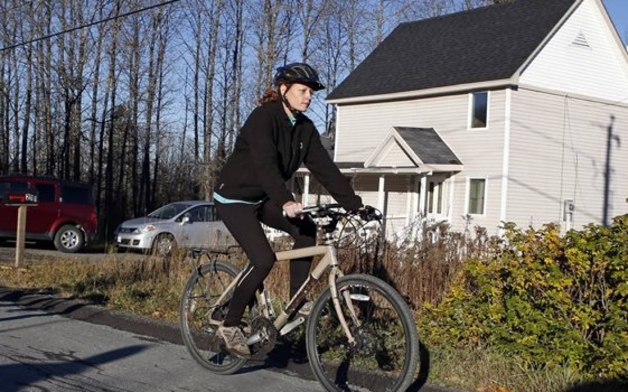 Έμπολα-ΗΠΑ: Η νοσηλεύτρια βγήκε βόλτα με το ποδήλατο