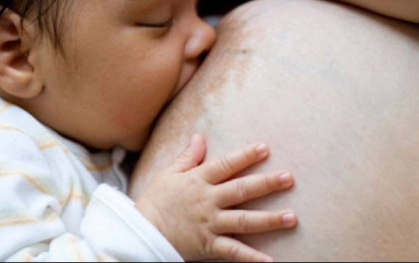 Μητρικός θηλασμός: Τι είναι το πρωτόγαλα και ποια τα οφέλη του;
