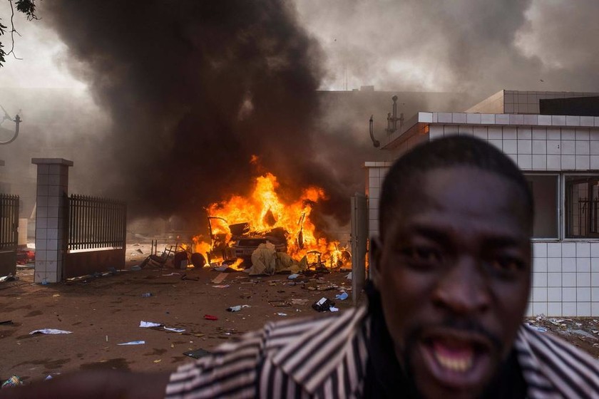 Μπουρκίνα Φάσο: Δεκάδες διαδηλωτές λεηλατούν υπουργεία και καταστήματα 