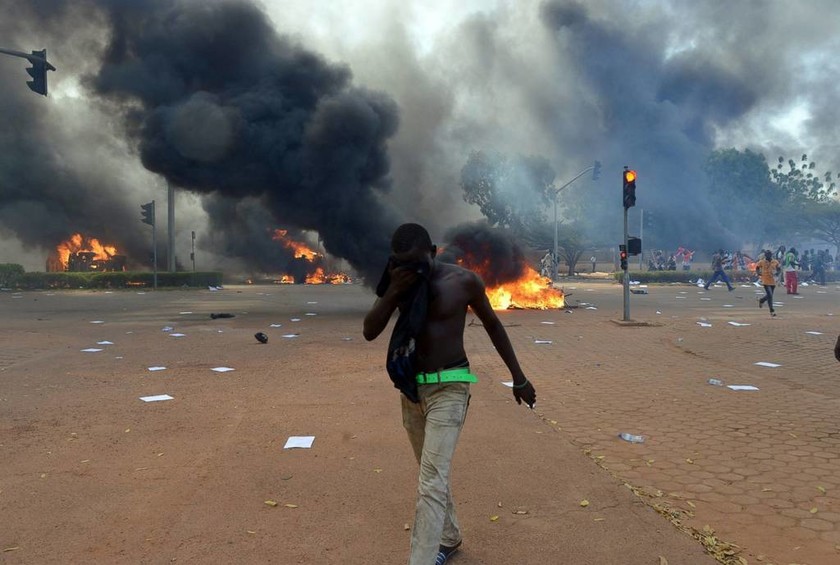 Μπουρκίνα Φάσο: Δεκάδες διαδηλωτές λεηλατούν υπουργεία και καταστήματα 