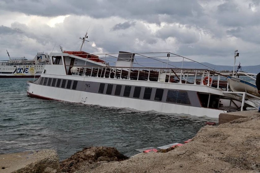 Χανιά: Hμιβύθιση τουριστικού σκάφους στην Κίσσαμο
