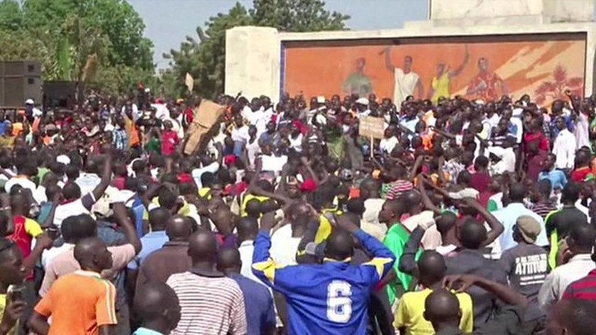 Μπουρκίνα Φάσο: Nεκρός από πυρά στρατιωτών έξω από το ραδιομέγαρο