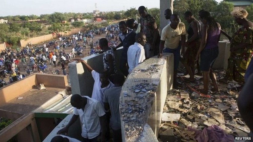 Μπουρκίνα Φάσο: Nεκρός από πυρά στρατιωτών έξω από το ραδιομέγαρο