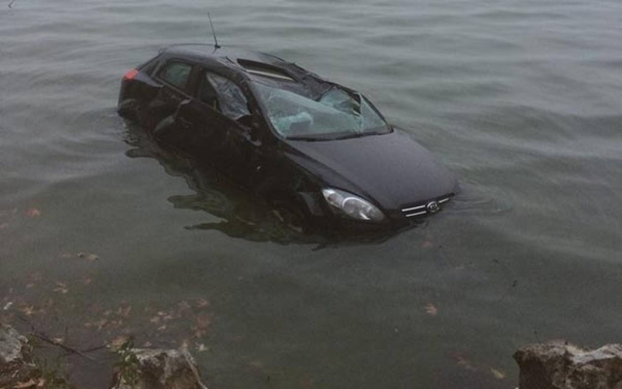 Αυτοκίνητο έπεσε στη λίμνη της Καστοριάς