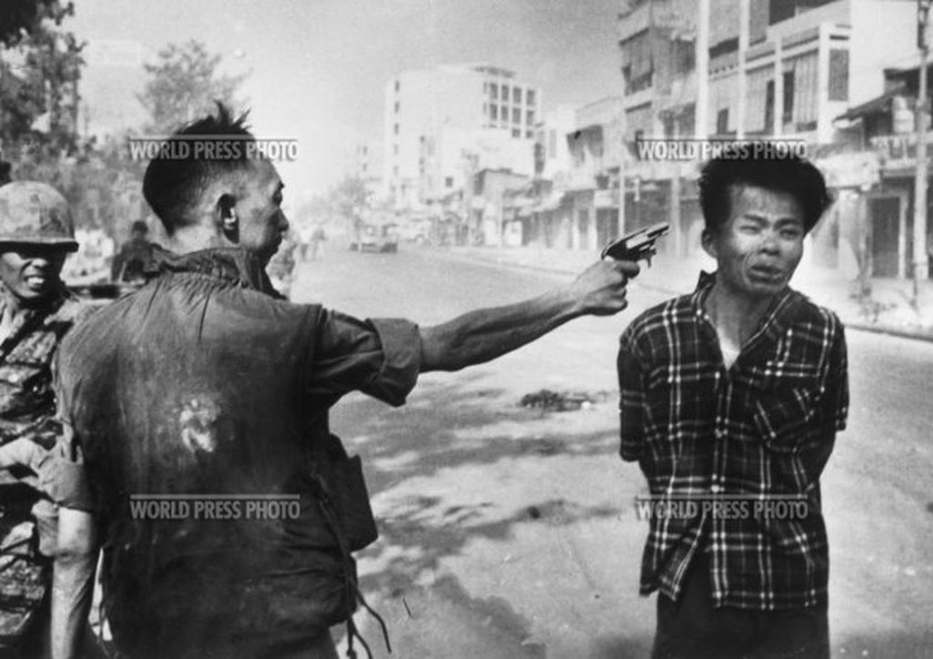 Στο νότιο Βιετνάμ, το 1968, ο αρχηγός των βιετναμέζικων κρατικών δυνάμεων Ngoc Loan τραβάει τη σκανδάλη και εκτελεί εξ επαφής τον άμαχο, όσο ο Eddie Adams απαθανατίζει τη στιγμή. Αργότερα, αποδεικνύεται πως ο άμαχος είναι ένας Vietcong που προ ολίγου είχε