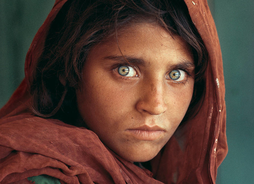 Πρόκειται για το διασημότερο εξώφυλλο του National Geographic από το 1985. Ο Στιβ Μακ Κάρι φωτογράφισε τη νεαρή Αφγανή με τα εντυπωσιακά καταπράσινα μάτια που τον κοιτούσε φοβισμένη σε στρατόπεδο προσφύγων στο Πακιστάν.