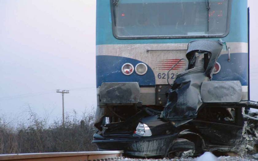 Σύγκρουση αυτοκινήτου με τρένο - Εγκλωβισμένα δύο άτομα