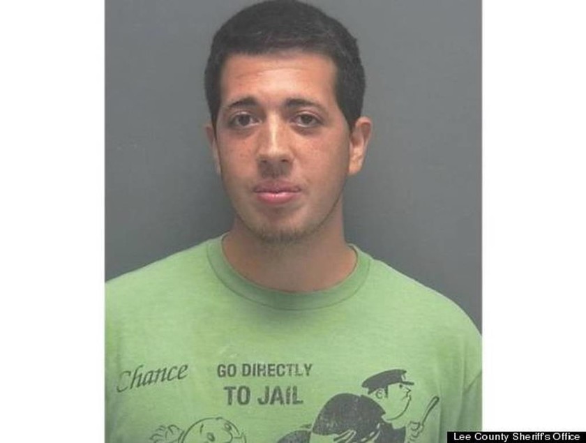 Τον συνέλαβαν και αυτός φορούσε μπλούζα που έγραφε...