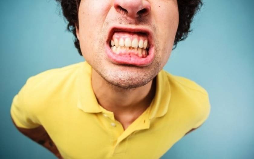 Από τι κινδυνεύετε αν τρίζετε τα δόντια σας
