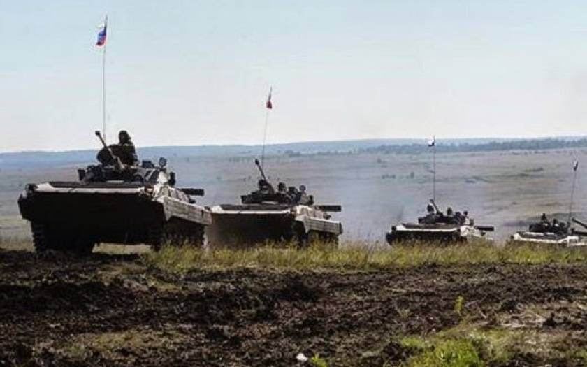 Ρωσικά άρματα μάχης κατευθύνονται στην Κριμαία