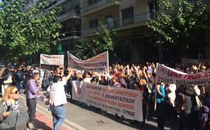 Νοσηλευτές διαμαρτύρονται έξω από το υπουργείο Υγείας