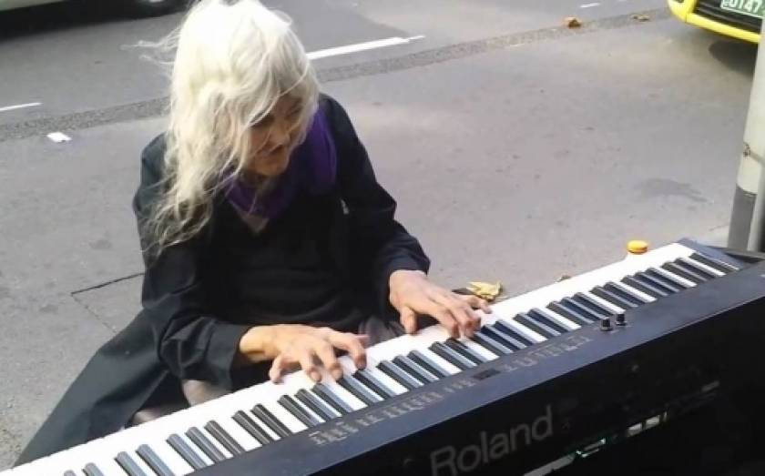 80χρονη παίζει αρμόνιο στους δρόμους της Μελβούρνης!