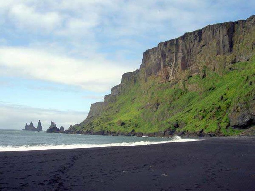 Vik - Eκεί, όπου τα κύματα συναντούν την ηφαιστειακή άμμο