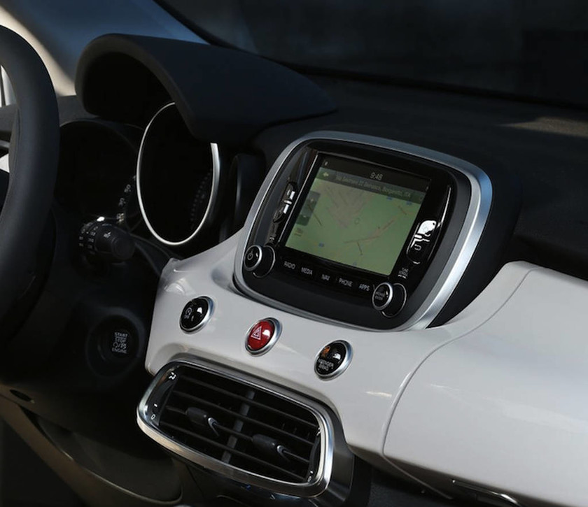Το Fiat 500X ξεχωρίζει για τον εξοπλισμό, όπως το σύστημα Uconnect με οθόνη αφής 5
