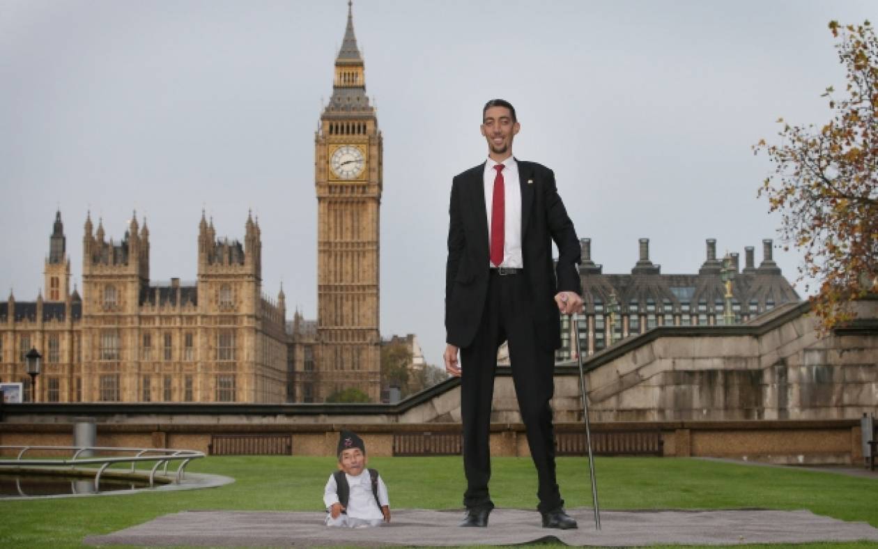 Ο ψηλότερος του κόσμου συνάντησε τον κοντύτερο! (Video)