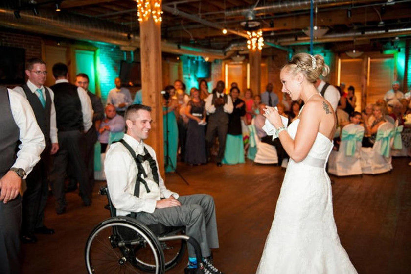 Ανάπηρος σηκώθηκε ξανά για τον πρώτο χορό με τη γυναίκα του