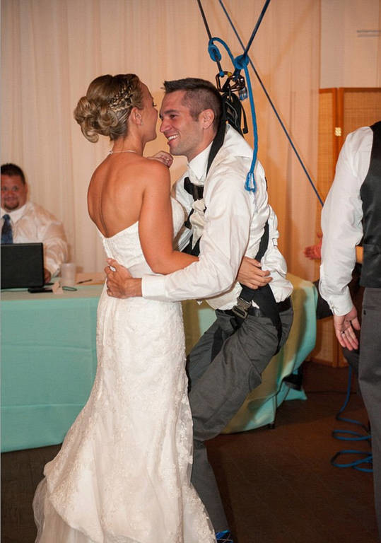 Ανάπηρος σηκώθηκε ξανά για τον πρώτο χορό με τη γυναίκα του