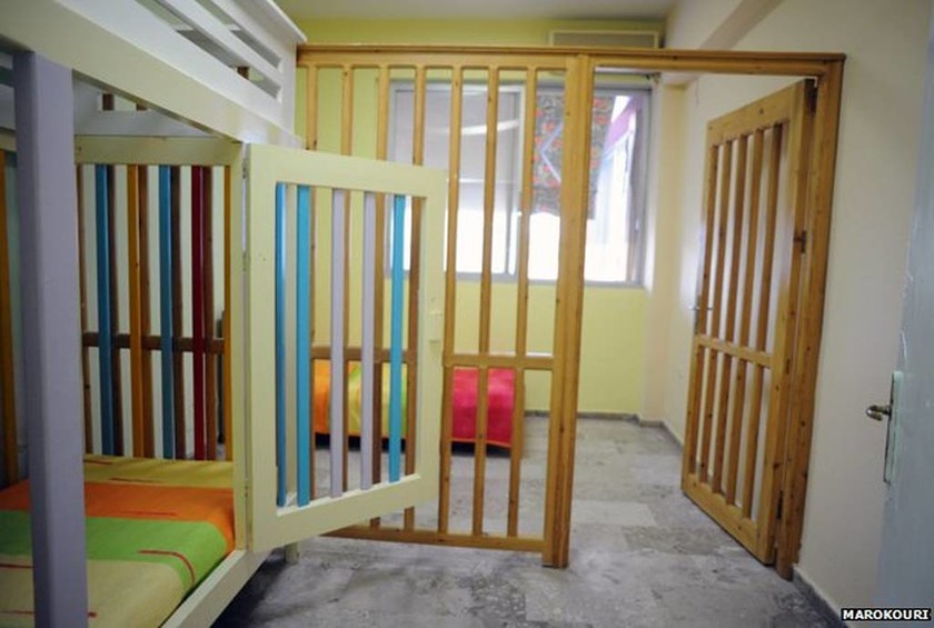 BBC: Παιδιά με ειδικές ανάγκες μέσα σε κλουβιά στα Λεχαινά 