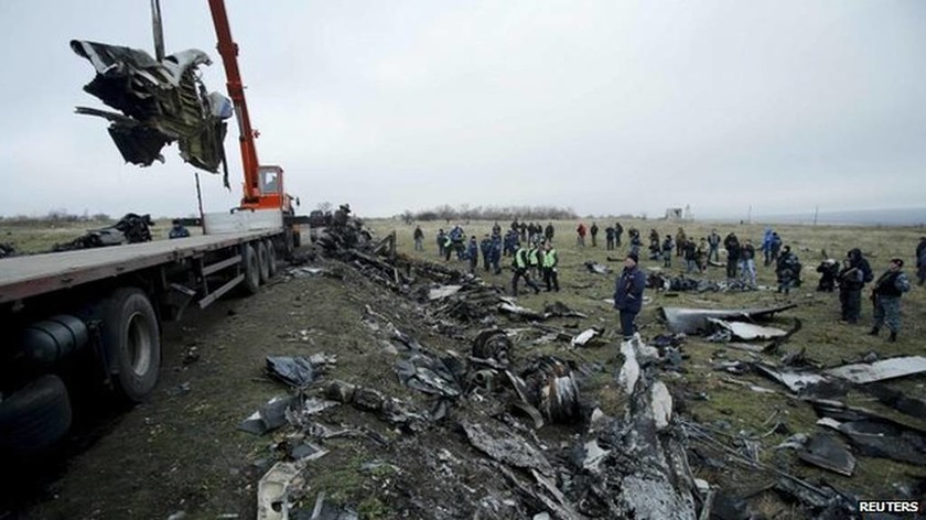 MH17: Μαζεύουν τα συντρίμμια της πτήσης (pics)