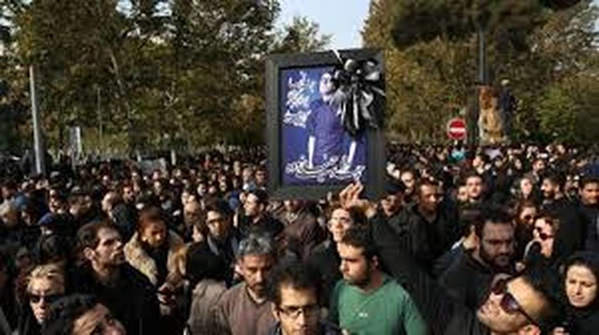Τεχεράνη: Χιλιάδες κόσμου στην κηδεία τραγουδιστή (pics)
