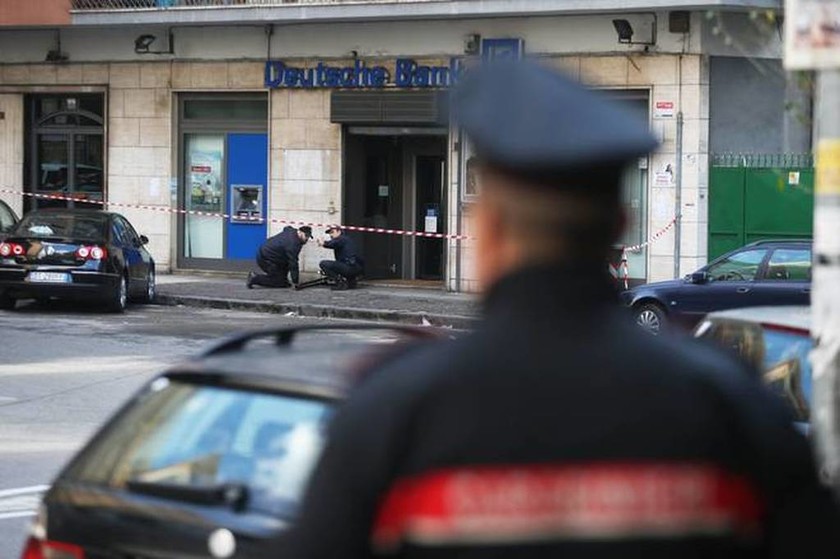 Ιταλία: Βόμβα έξω από υποκατάστημα της Deutsche Bank (pics)