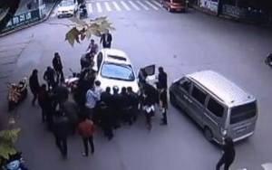 Γυναίκα παγιδεύτηκε κάτω από αυτοκίνητο (video)