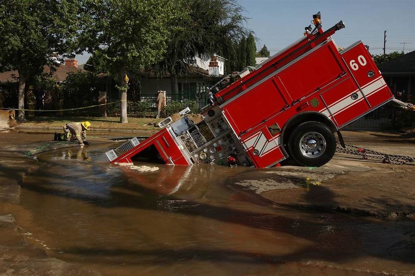 Πυροσβεστικό όχημα στο Λος Άντζελες. Νωρίτερα είχε λάβει κλήσεις για ζημιές από πλημμύρες λόγω ισχυρής βροχόπτωσης σε κατοικημένη περιοχή…
