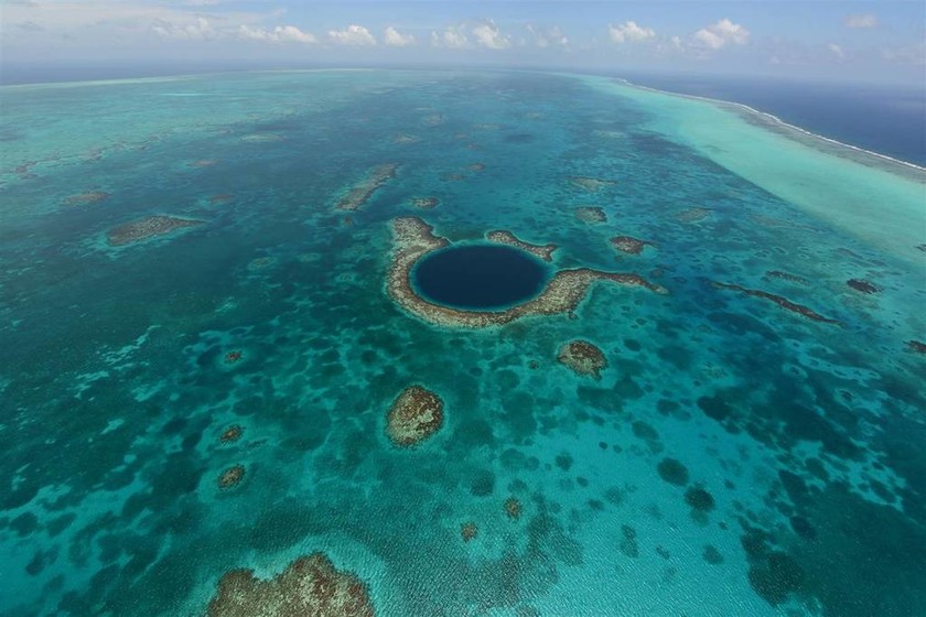Πανοραμική θέα της εντυπωσιακής και ιδιαίτερα δημοφιλούς για καταδύσεις Great Blue Hole, σε κοραλλιογενή ύφαλο της Μπελίζ (Καραϊβική).