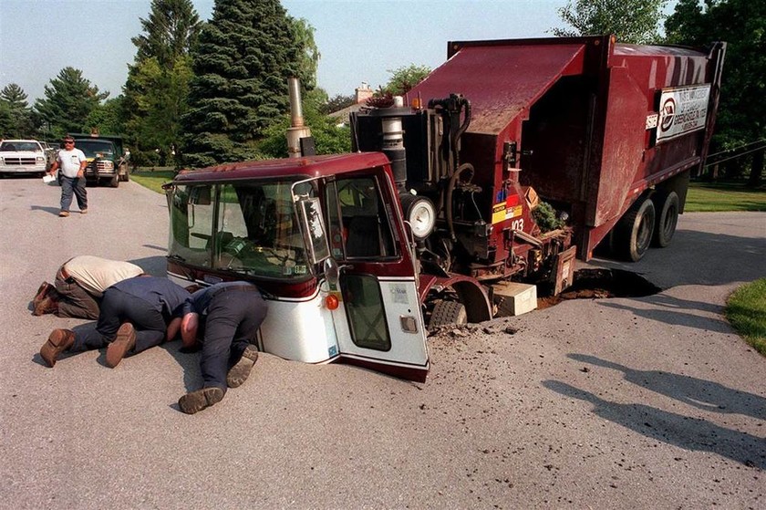 Εργάτες προσπαθούν να ανασύρουν το φορτηγό τους στο North Guilford Hills, κοντά στο Chambersburg της Pennsylvania