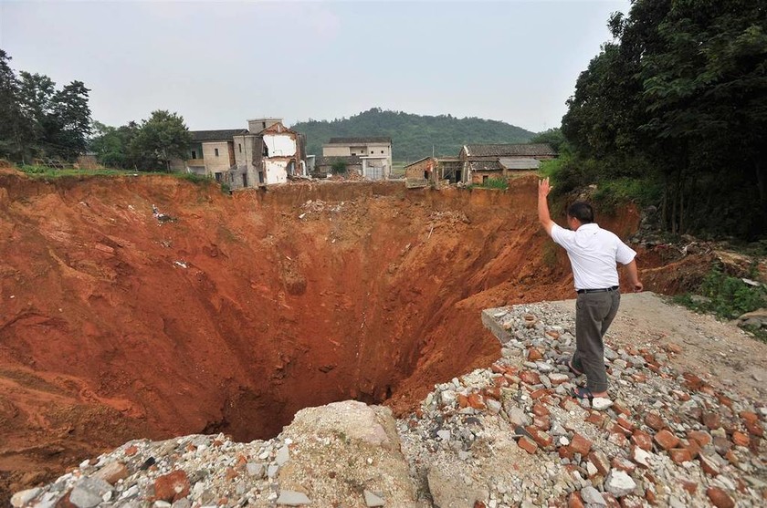 Κρατήρας κοντά σε δημοτικό σχολείο του Daichengqiao της κινεζικής επαρχίας Hunan. Κατέστρεψε τουλάχιστον 20 σπίτια 