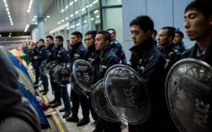 Κίνα: Μασκοφόροι επιχείρησαν να εισβάλουν στο Κοινοβούλιο