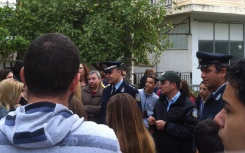 Αστυνομία έξω από το υπό κατάληψη 4ο Γυμνάσιο Χαϊδαρίου