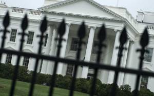 ΗΠΑ: Έκανε βόλτες έξω από τον Λευκό Οίκο έχοντας ένα όπλο