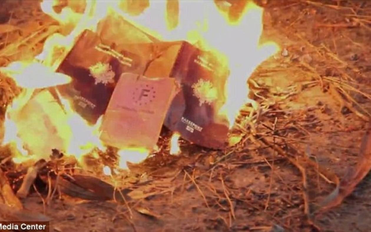 Γάλλοι τζιχαντιστές καίνε τα διαβατήριά τους (pics+video)