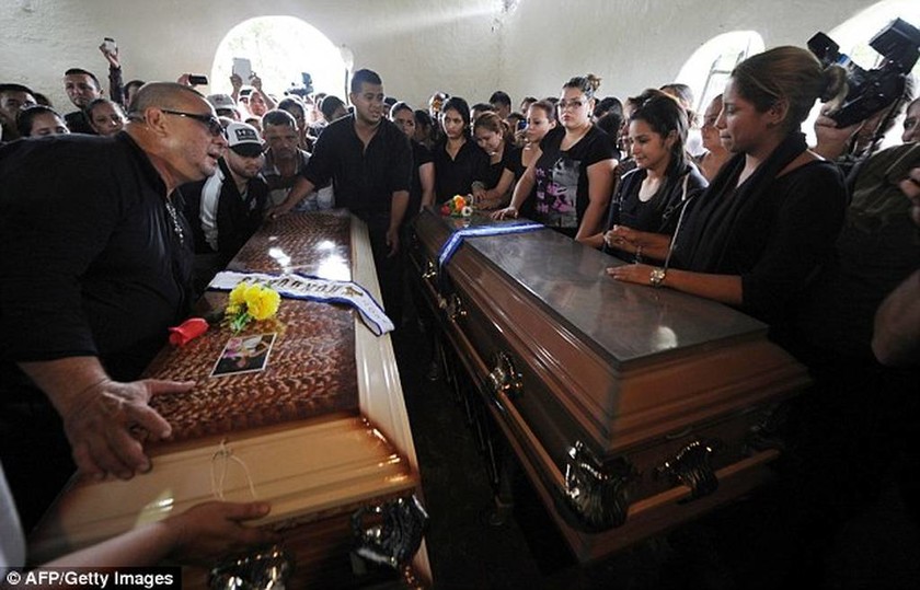Θρήνος στην κηδεία της Μις Ονδούρα και της αδερφής της (pic)