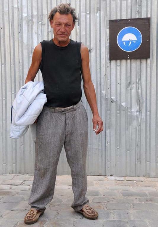 Ο άστεγος με την μεγαλύτερη γκαρνταρόμπα στον κόσμο  