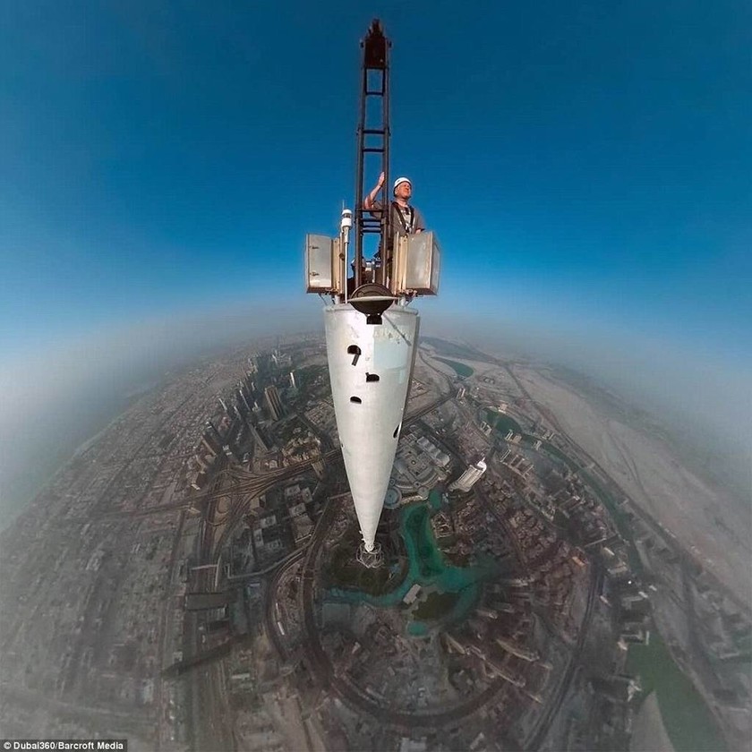 Τρομακτική selfie στην κορυφή του Burj Khalifa