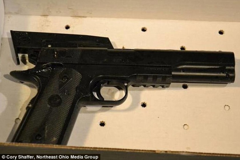 Αστυνομικός σκότωσε 12χρονο που έπαιζε με ψεύτικο πιστόλι!
