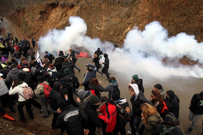 Συγκρούσεις μεταξύ αστυνομικών και διαδηλωτών στις Σκουριές