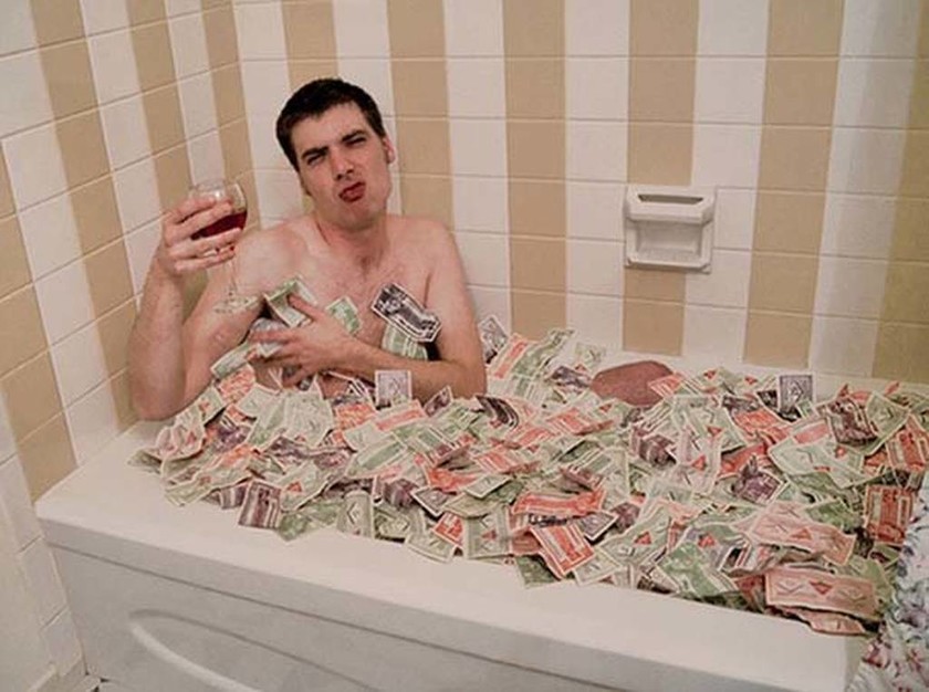 Πέντε άνθρωποι που κάνουν μπάνιο σε παράξενα πράγματα (pics)