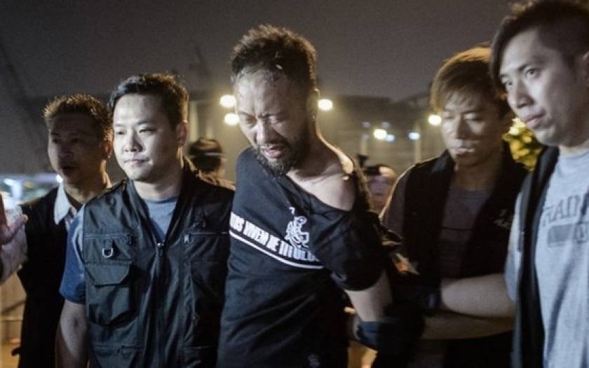 Χονγκ Κονγκ: Σύλληψη αστυνομικών για ξυλοδαρμό