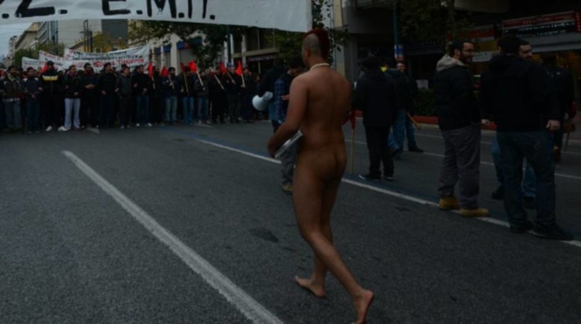Πανεκπαιδευτικό συλλαλητήριο - Ο γυμνός με τη… μοϊκάνα 