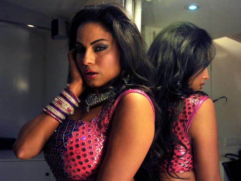 Σέξι σταρ του Bollywood καταδικάστηκε για βλασφημία!