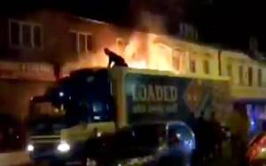 Βρετανία: Ηρωικός οδηγός σώζει άντρα από τις φλόγες (video)