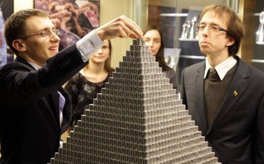 Λιθουανία: Γιγάντια πυραμίδα φτιαγμένη από κέρματα