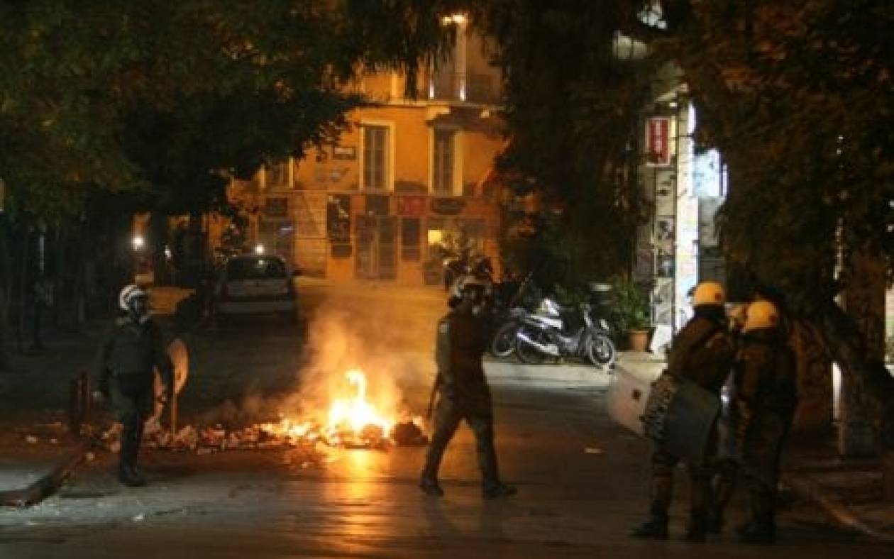 Επίθεση με μολότοφ σε άνδρες των ΜΑΤ στο τουρκικό Προξενείο